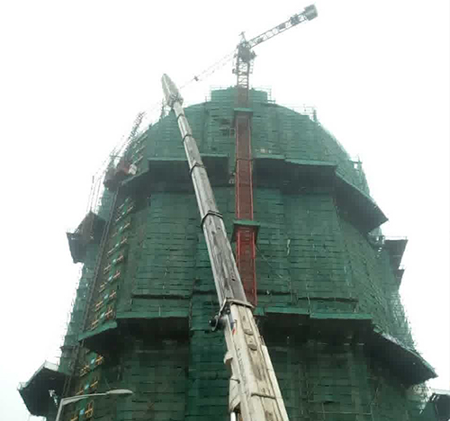 牟平吊车在工地上作业